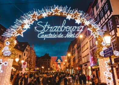 Blick auf das Eingangstor des Weihnachtsmarktes in Straßburg | © Gettyimages.com/serts