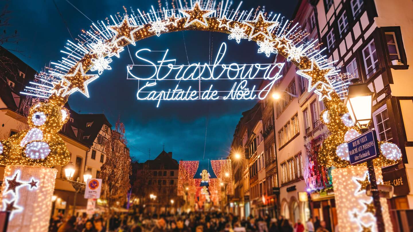 Blick auf das Eingangstor des Weihnachtsmarktes in Straßburg | © Gettyimages.com/serts