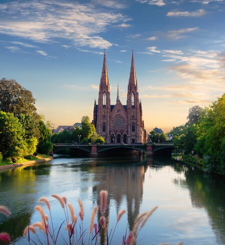 St Paul Kathedrale Strasbourg am Sonnenaufgang, Frankreich | © Gettyimages.com/givaga