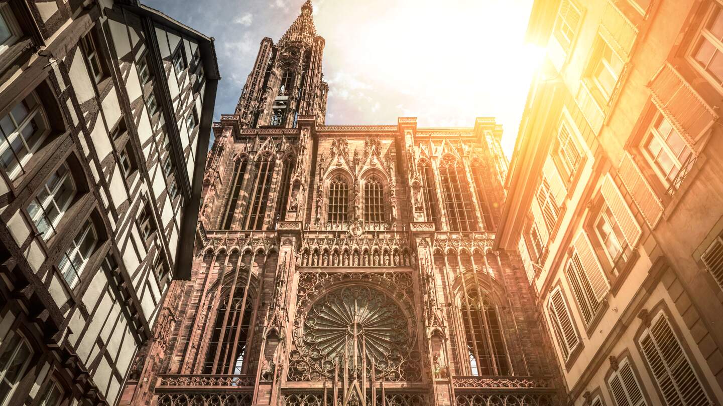 Untersicht ausf die Kathedrale Notre Dame in Straßburg mit strahelnder Sonne | © Gettyimages.com/Viktor Georg