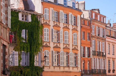 Blick auf die Fassaden eines Platzes von Toulouse | © Gettyimages.com/mick1980