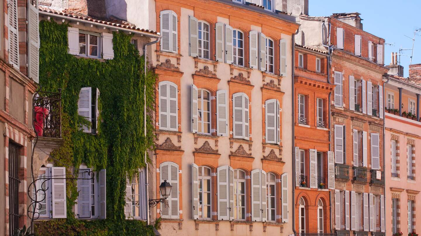 Blick auf die Fassaden eines Platzes von Toulouse | © Gettyimages.com/mick1980