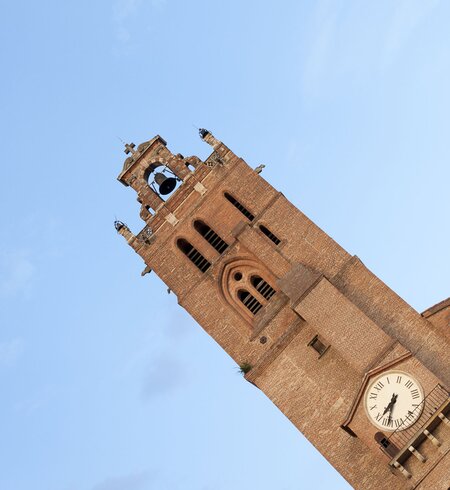 Untersicht auf den Turm der Saint Stephen's Cathedral in Toulouse mit blauem Himmel | © Gettyimages.com/Raquel Pedrosa Perez 