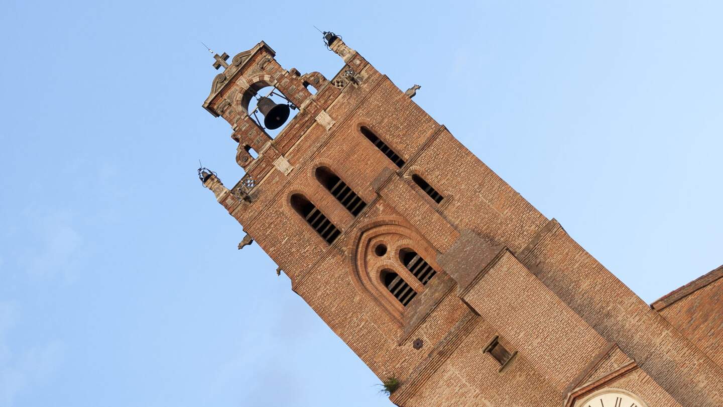 Untersicht auf den Turm der Saint Stephen's Cathedral in Toulouse mit blauem Himmel | © Gettyimages.com/Raquel Pedrosa Perez 