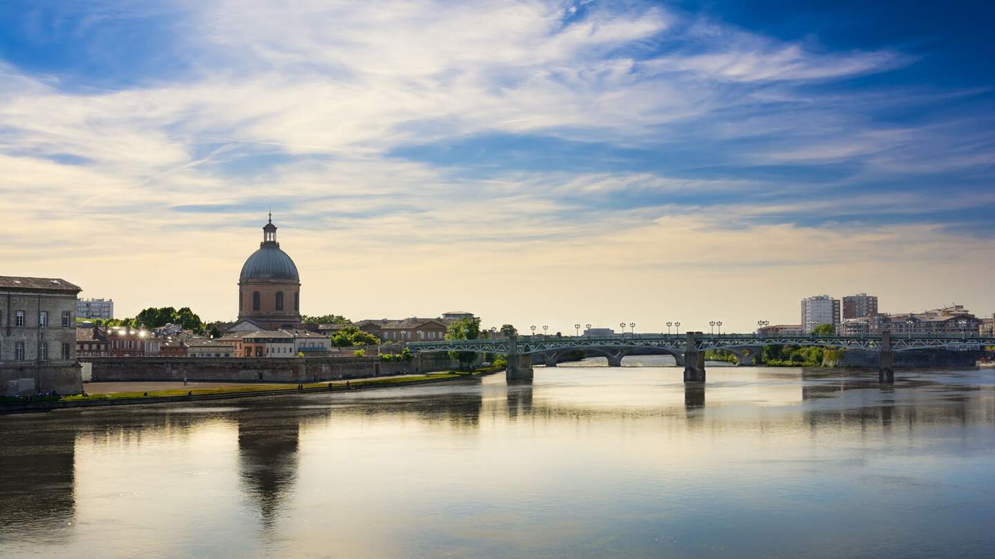 Schöne Szene von der Garonne in Toulouse mit blauem wolkigen Himmel | © Gettyimages.com/Fontaine Gael