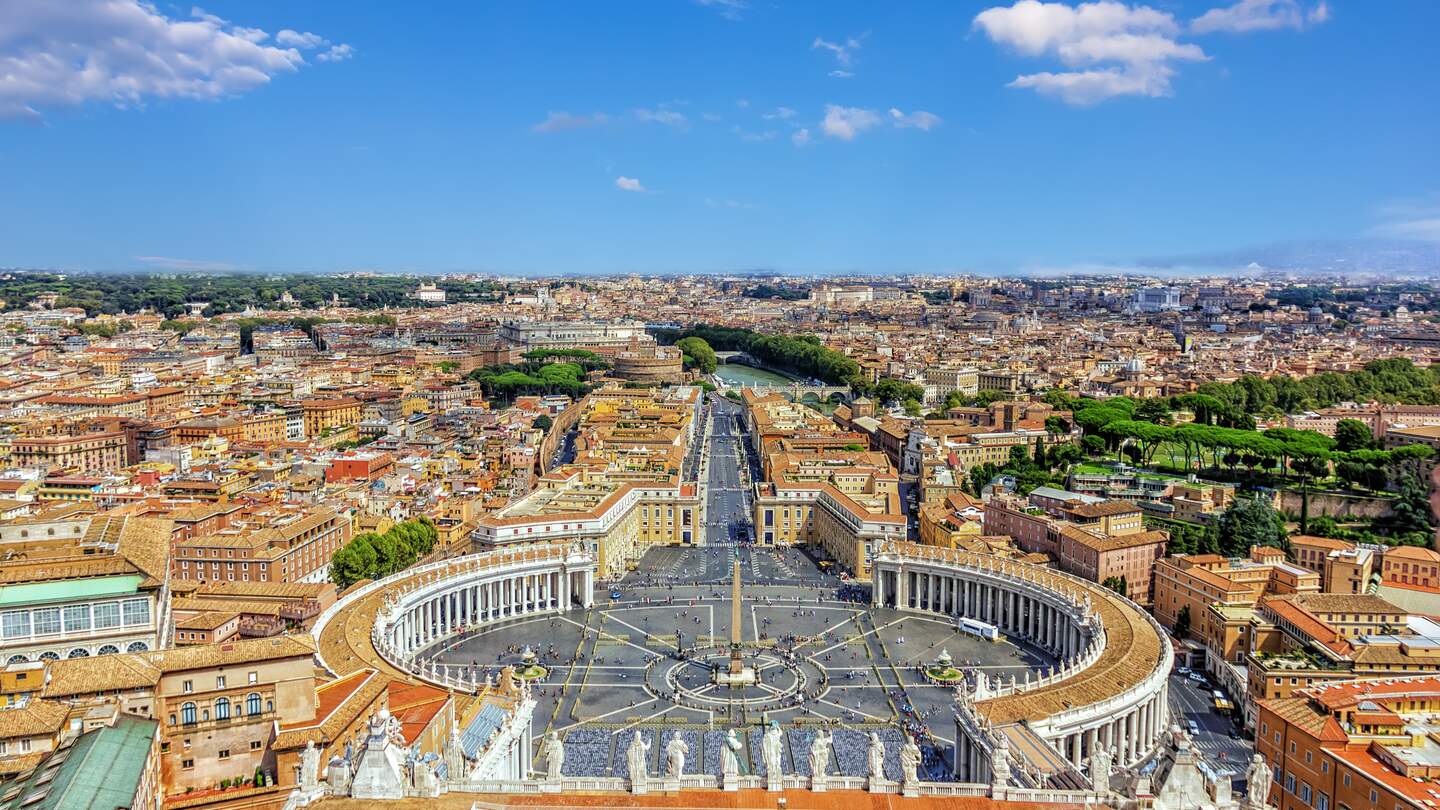 Blick auf den Petersplatz im Vatikan von der Päpstlichen Basilika von St. Peter | © Gettyimages/Anton Aleksenko