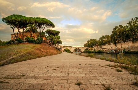Die Tiberinsel und die Cestiusbrücke über dem Tiber | © Gettyimages/Paolo Gagliardi