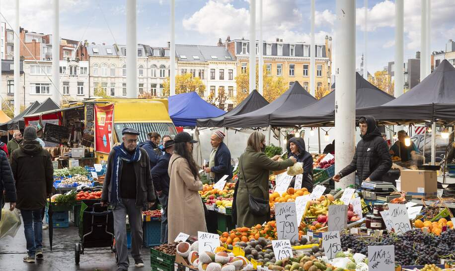 Lebhafter Markt auf dem Theaterplatz in Antwerpen, Belgien | © Gettyimages.com/jan van der Wolf