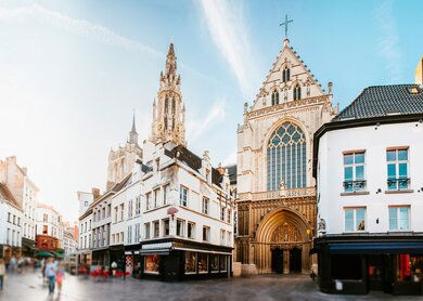 Blick auf idyllische Altstadtgassen und die Türme Liebfrauenkathedrale in Antwerpen, Flandern/Belgien | © Gettyimages.com/MarioGuti
