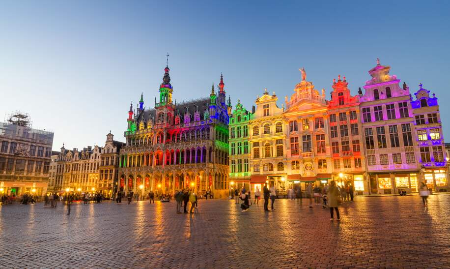 Grand Place mit bunter Beleuchtung in der Dämmerung in Brüssel | © Gettyimages.com/siraanamwong