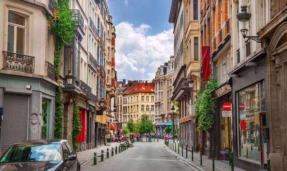 Belebte Strasse in der Altstadt Bruessel | © Gettyimages.com/adisa