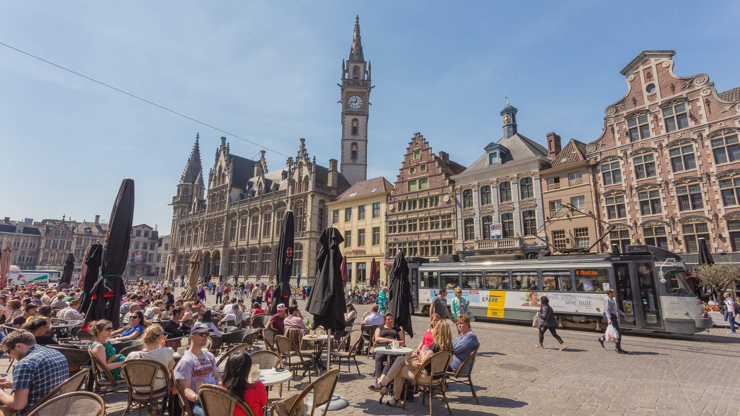 Blick auf den Platz mit Cafés und Restaurants im Morgenlicht in der Stadt Gent | © Gettyimages.com/orpheus26