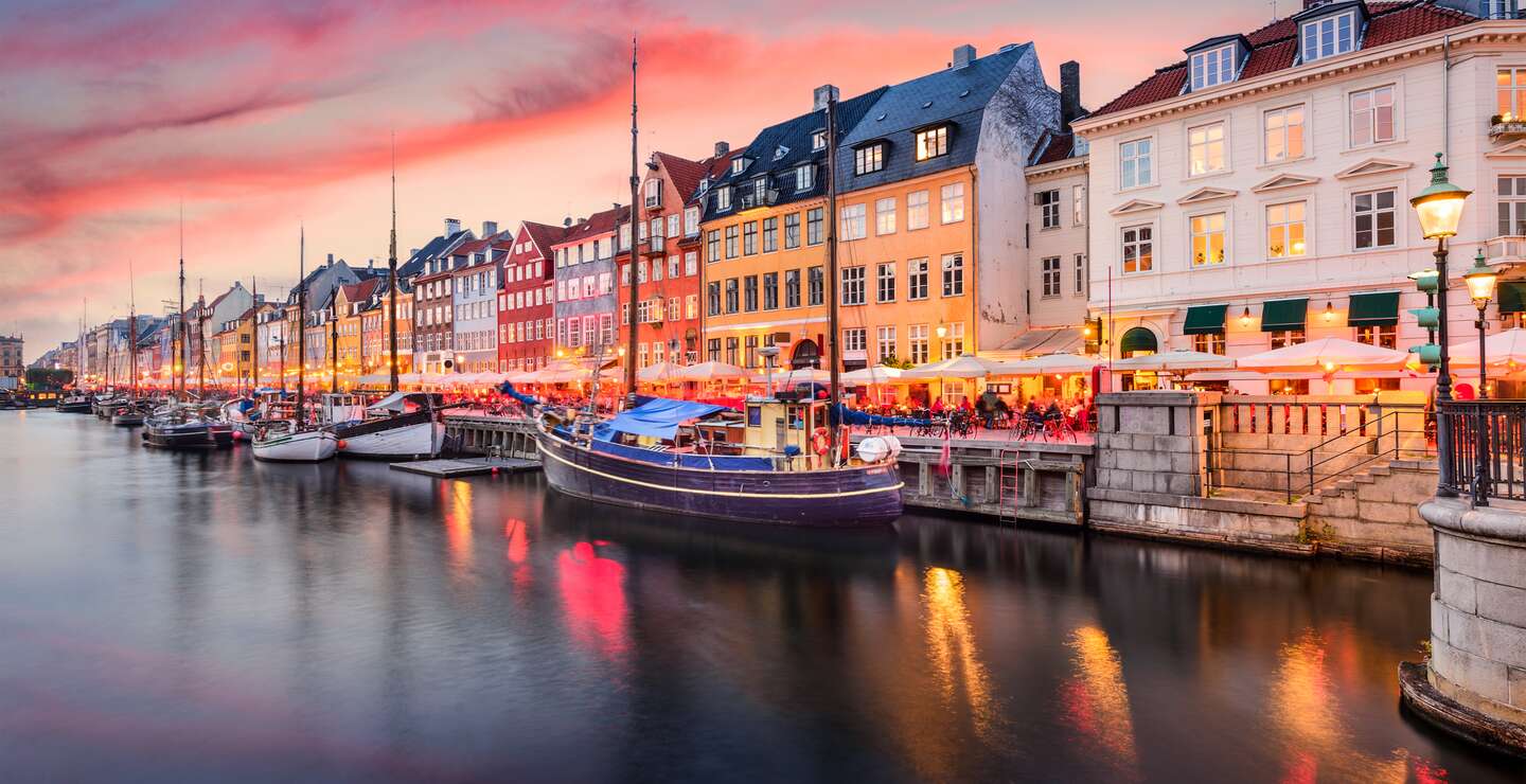 Kopenhagen, Dänemark am Nyhavn-Kanal beim Sonnenuntergang | © Gettyimages.com/seabpavonephoto