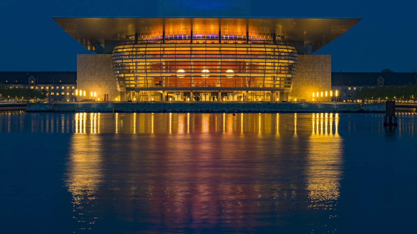Opernhaus in Kopenhagen bei Nacht mit Reflexion im Wasser | © Gettyimages.com/pwmotion