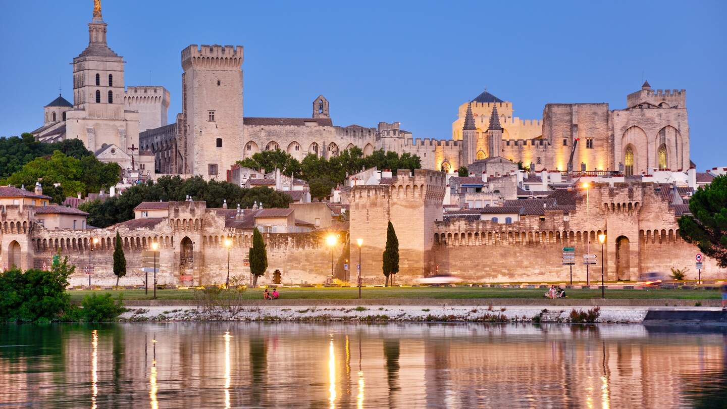 Blick auf die Stadt Avignon und die Rhone bei Sonnenuntergang | © Gettyimages.com/alxpin