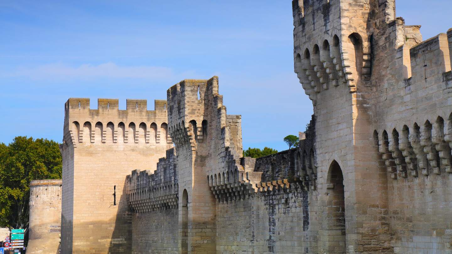 Mittelalterliche Stadtmauern in Avignon – historisches Kulturerbe Frankreichs | © Gettyimages.com/tupungato