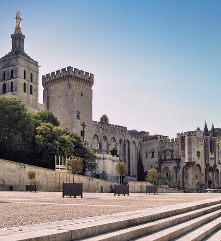 Prächtiger gotischer Papstpalast in Avignon bei strahlendem Sonnenschein | © Gettyimages.com/Bunyos