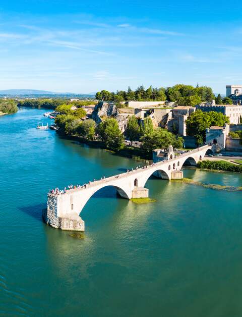 Panorama des Pont Saint-Bénézet und dem Fluss Rhone in Avignon | © Gettyimages.com/saiko3p