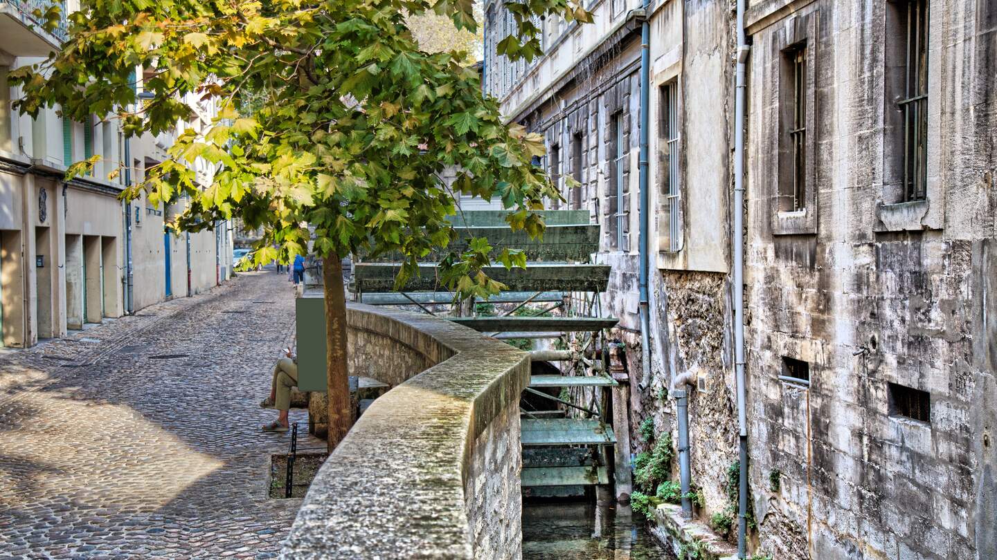 Historische Straße Rue des Teinturiers in Avignon in sanften Licht | © Gettyimages.com/tupungato