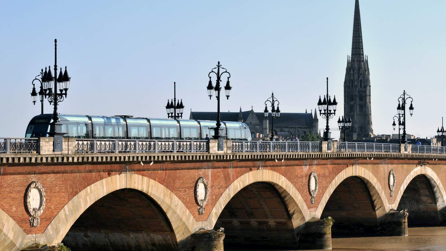 Blick auf die Steinbrücke Pont de Pierre in Bordeaux | © Gettyimages.com/Richard Villalonundefined undefined