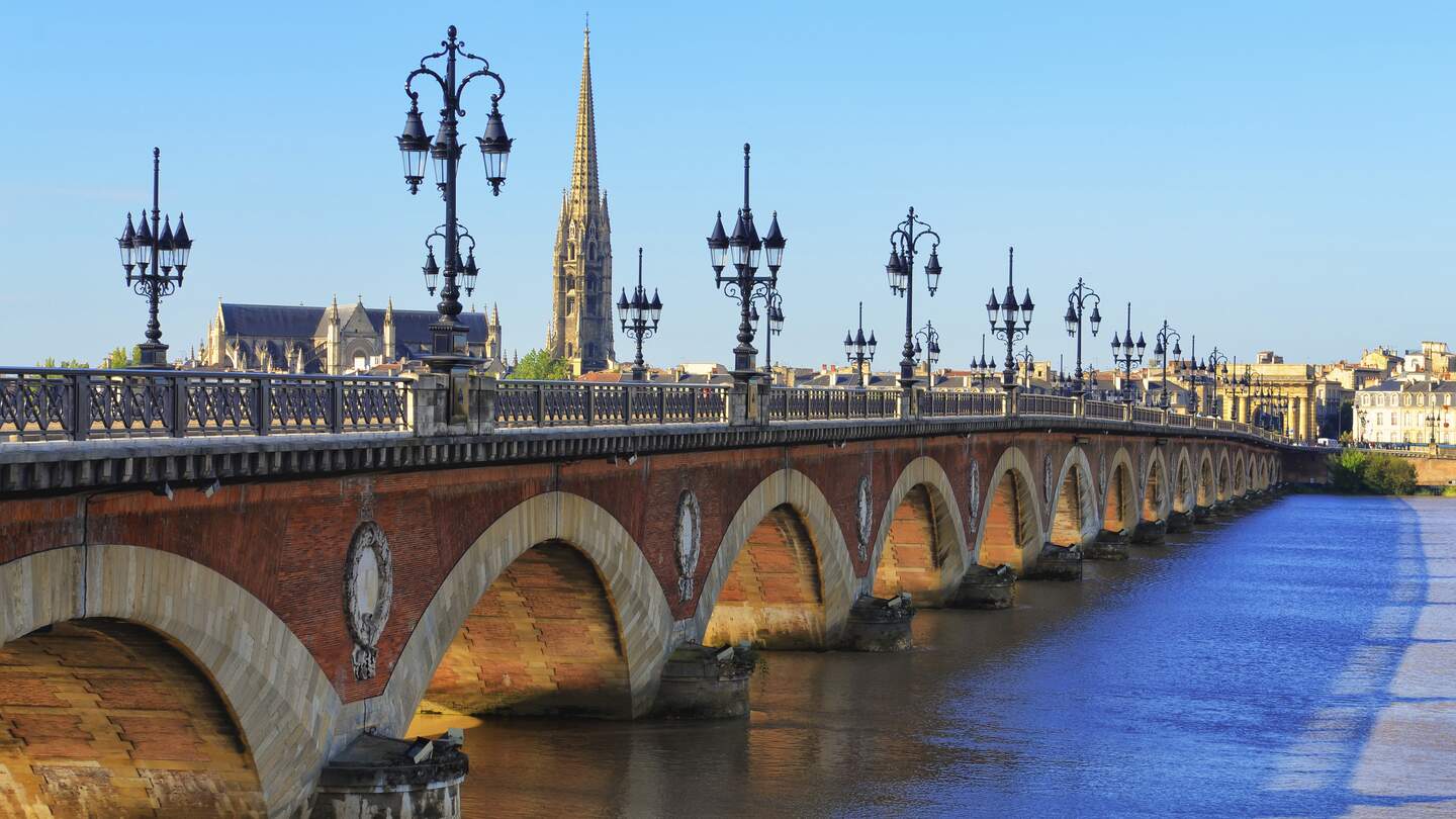 Brücke und St-Michel-Kathedrale im Hintergrund, Bordeaux | © Gettyimages.com/MartinM303
