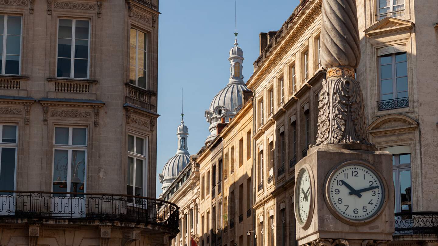 Alte verwitterte Vintage-Uhr in den Straßen von Bordeaux | © Gettyimages.com/Bepsimage