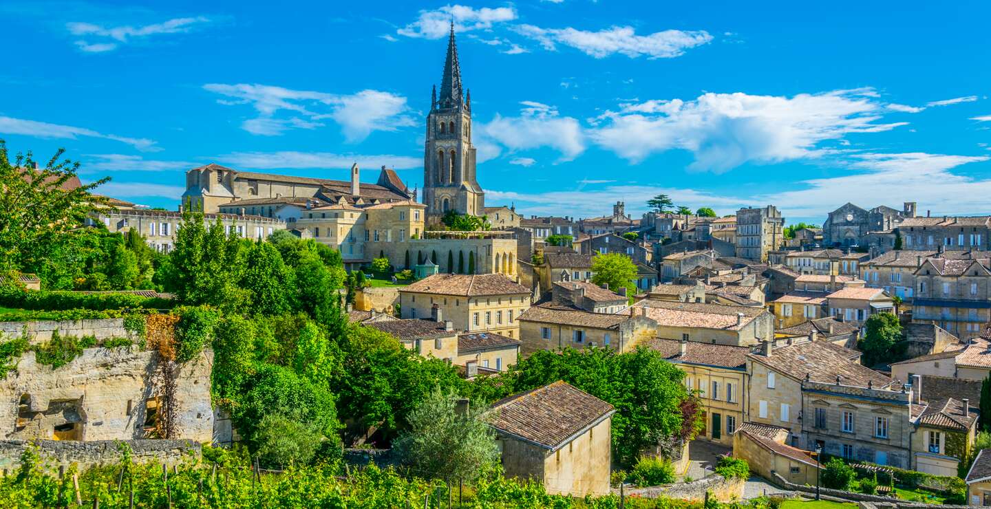 Luftaufnahme des französischen Dorf Saint Emilion i Bordeaux | © Gettyimages.com/trabantos