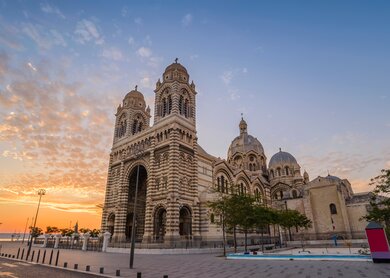 Kathedrale von Marseille bei Sonnenuntergang | © Gettyimages.com/Noppasin Wongchum