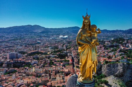 Historisches Denkmal auf der Basilika Notre-Dame De La Gardeüber der Stadt Marseille | © Gettyimages.com/Jequel Cyril 