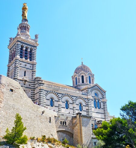 Untersicht auf die Basilika Notre-Dame De La Garde in Marseille | © Gettyimages.com/alxpin