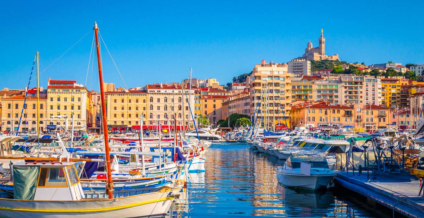 Sommer-Blick auf die Basilika Notre Dame De La Garde und alten Hafen in Marseille | © Gettyimages.com/Olena_Z