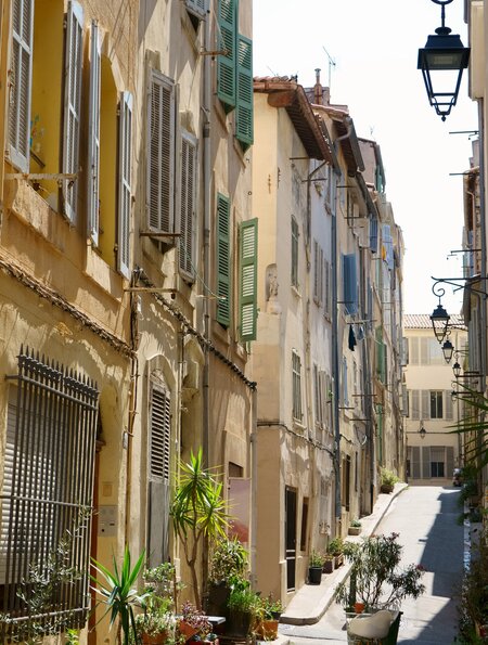 Straße im Quartier Panier der der Altstadt in Marseille | © Gettyimages.com/elvirkin