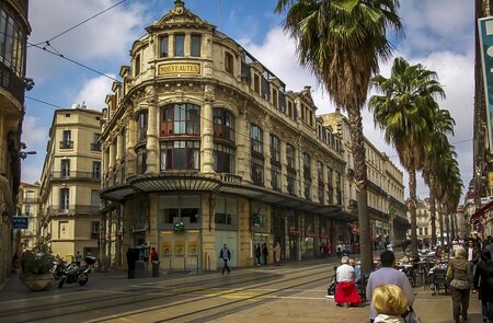 Eckgebäude mit davorliegenden Straßenbahngleisen in Montpellier | © Gettyimages.com/KevinDerrick 