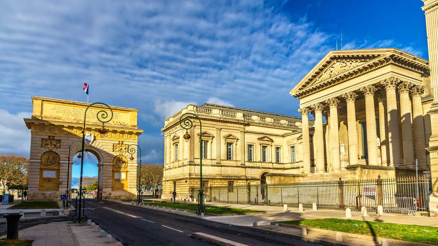 Blick auf die Porte du Peyrou und Palais de Justice in Montpellier bei gutem Wetter | © Gettyimages.com/Leonid Andronov