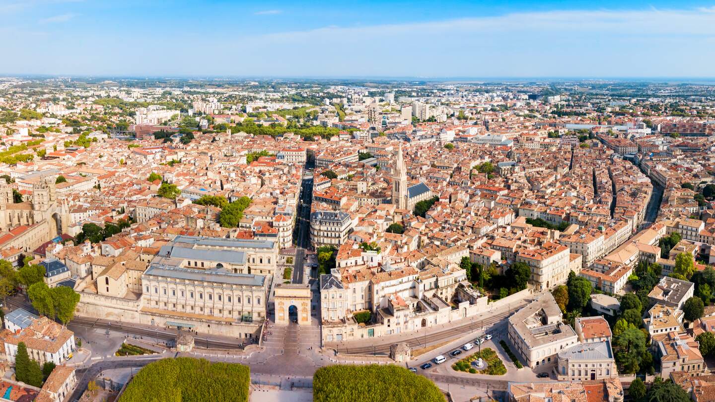 Panoramische Luftaufnahme der Stadt Montpellier mit seinen Sehenswürdigkeiten | © Gettyimages.com/saiko3p