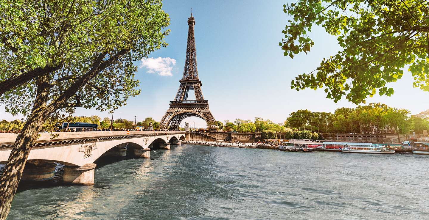 Bblick auf den Eiffelturm an der Seine mit dem Pont d'Iéna im Herbst  | © Gettyimages.com/Sylvain Sonnet Photodisc