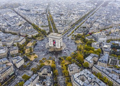 Arc de Triomphe vom Luftaufnahme | © Gettyimages.com/lifeonwhite