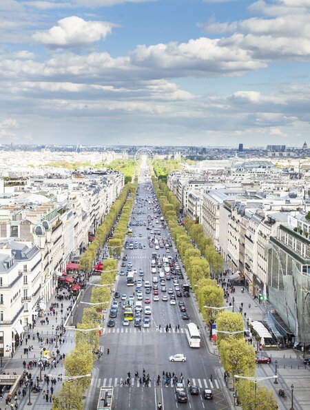 Champs-Elysées avenue, gesehen von der Spitze des Arc de Triomphe | © Gettyimages.com/portishead1