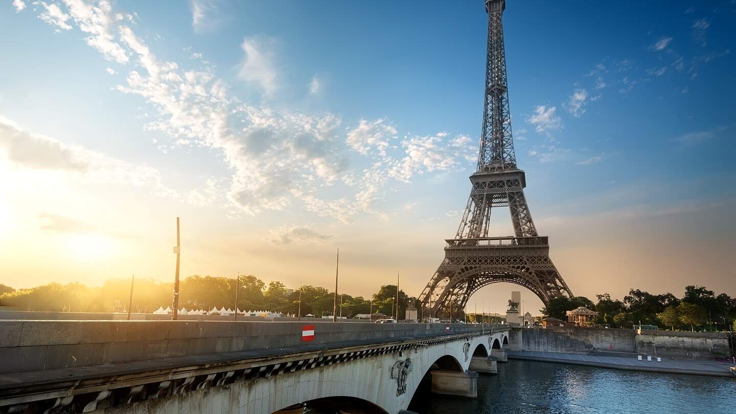 Eiffelturm von Paris am Pont d'Iéna über der Seine bei Sonnenuntergnag | © Gettyimages.com/Givaga