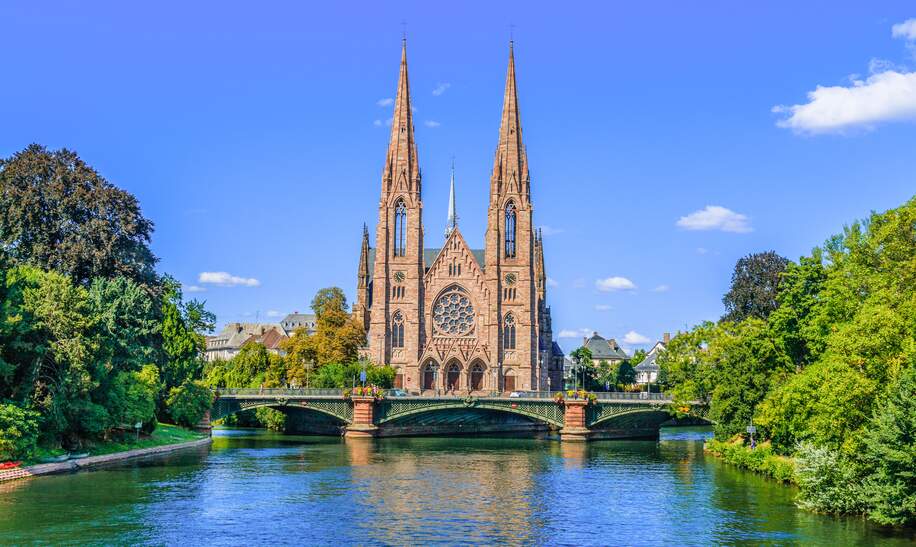 Blick auf die St Paul Kirche in Straßburg in grüner Natur | © Gettyimages.com/carmengabriela