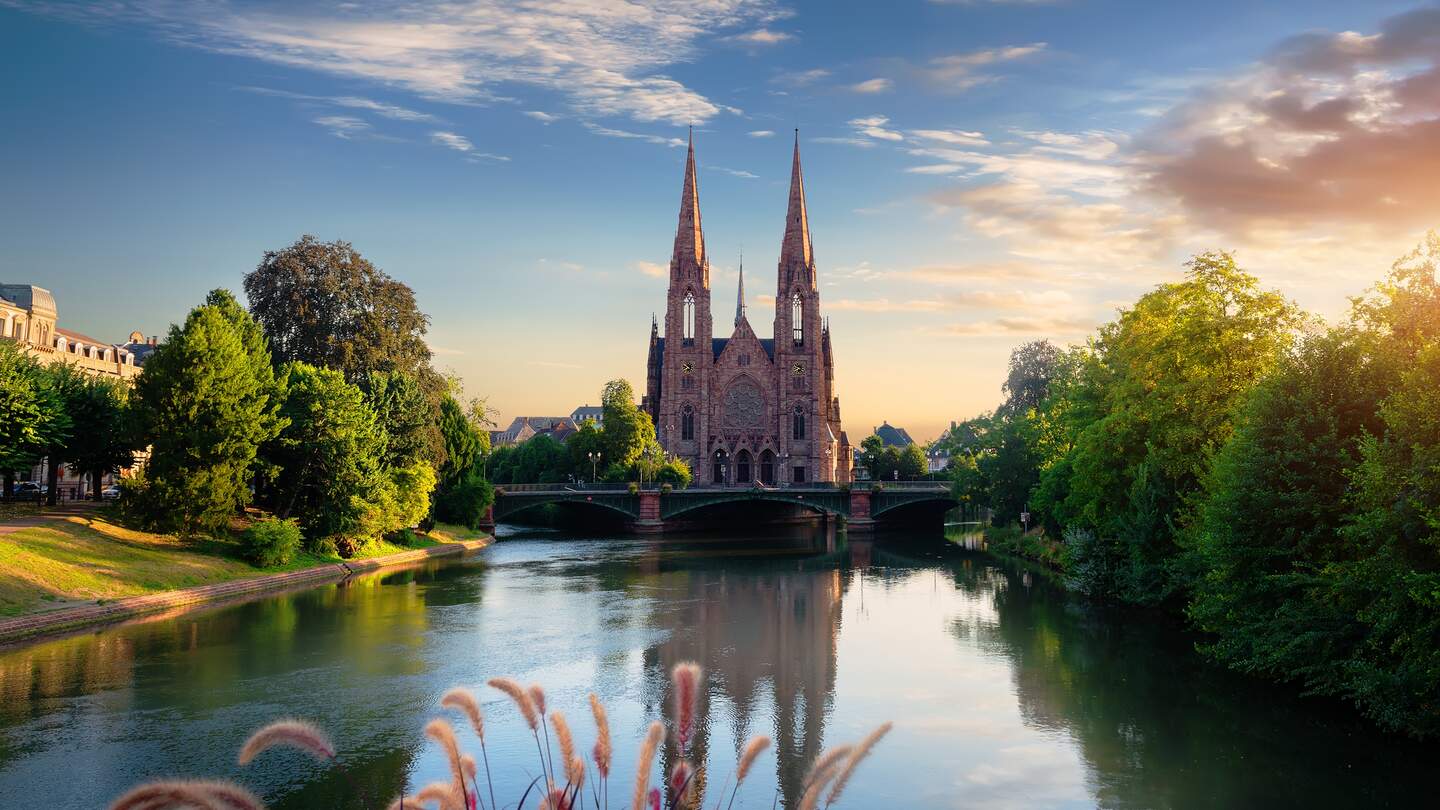 St Paul Kathedrale Strasbourg am Sonnenaufgang, Frankreich | © Gettyimages.com/givaga