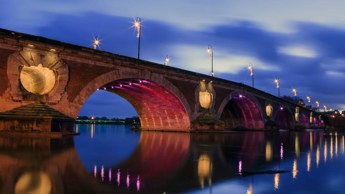 Pont Neuf an der Garonne bei Nacht mit Beleuchtung | © Gettyimages.com/elementals 