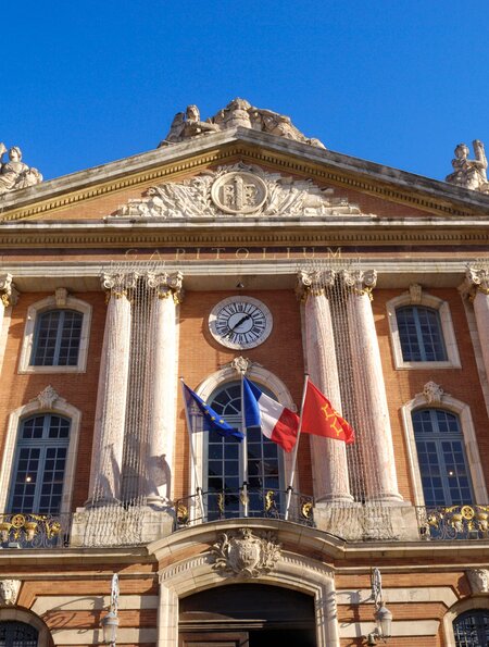 Das historische Rathaus  Capitole am Place du Capitole von Toulouse | © Gettyimages.com/curtoicurto