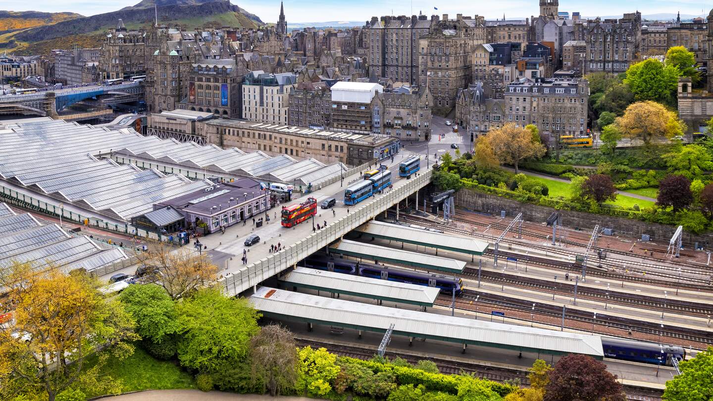 Luftaufnahme der Waverley Station und der Altstadt von Edinburgh, Schottland, Großbritannien | © Gettyimages.com/ewg3D