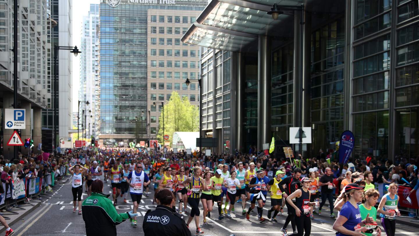 London Marathon in Canary Wharf mit vielen Teilnehmern | © Gettyimages.com/IR_Stone