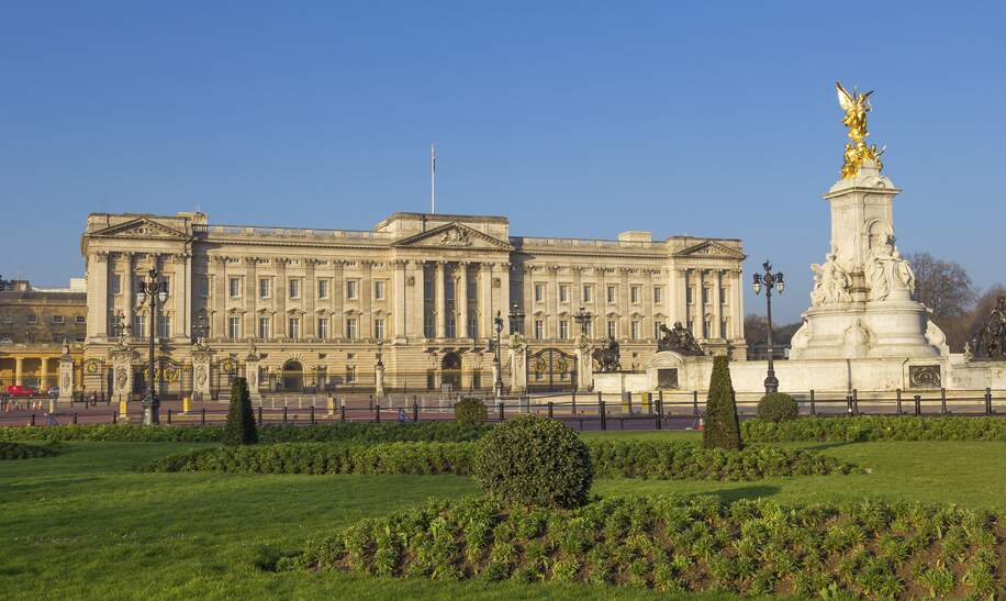 Blick auf den Buckingham Palace aus der Ferne in London | © Gettyimages.com/mikeinlondon