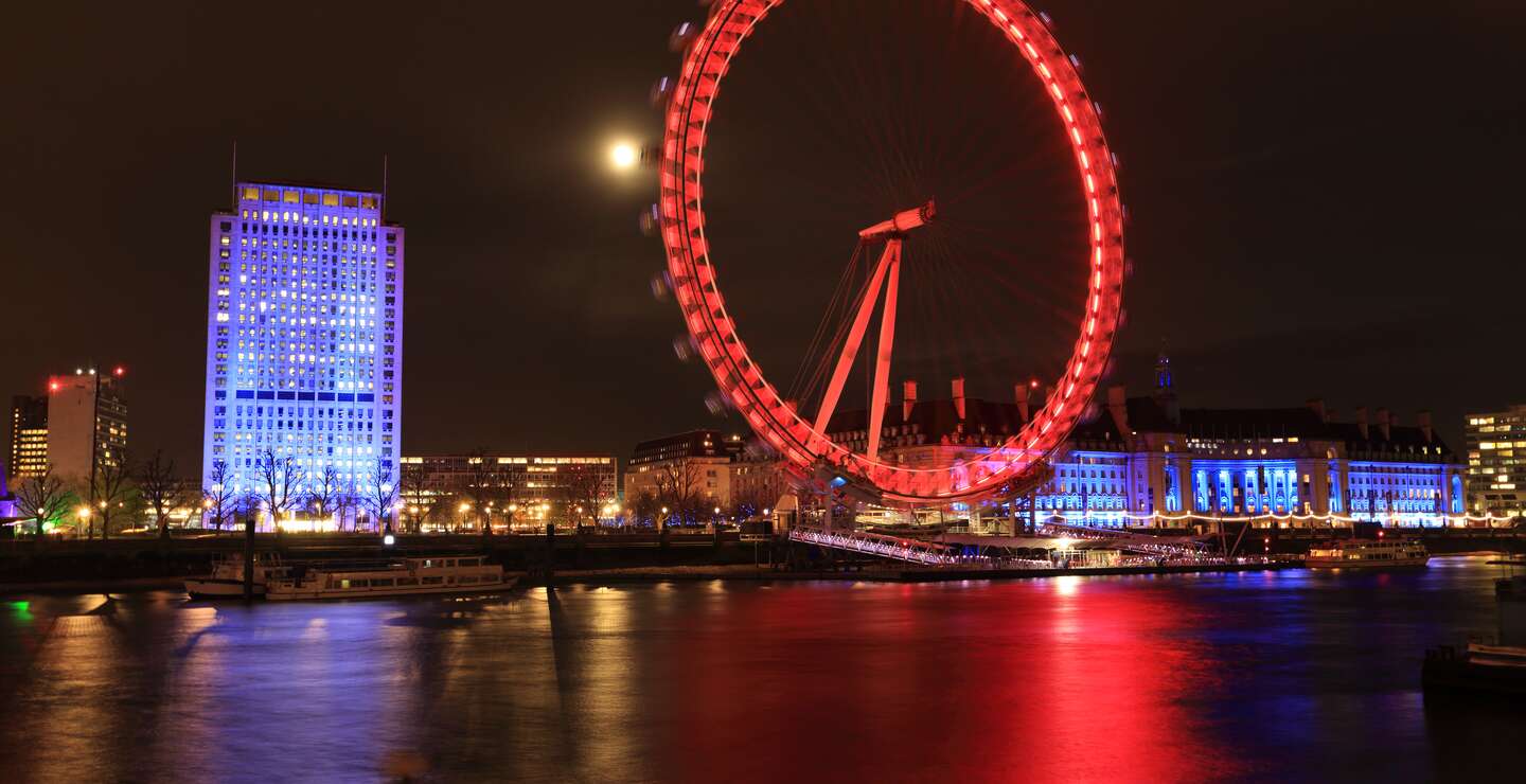 Das London Eye in roter Beleuchtung ei Nacht | © Gettyimages.com/motimeiri