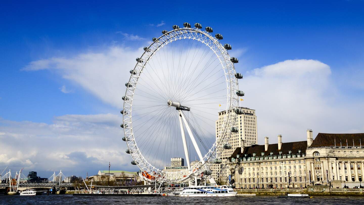 Blick auf das London Eye mit der Themse im Vordergrund | © Gettyimages.com/DonFink