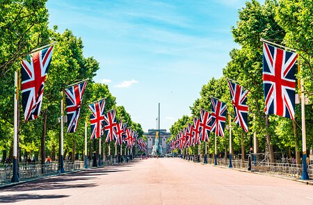 Blick auf the Mall in London mit Flaggen auf beiden Seiten | © Gettyimages.com/CHUNYIP WONG