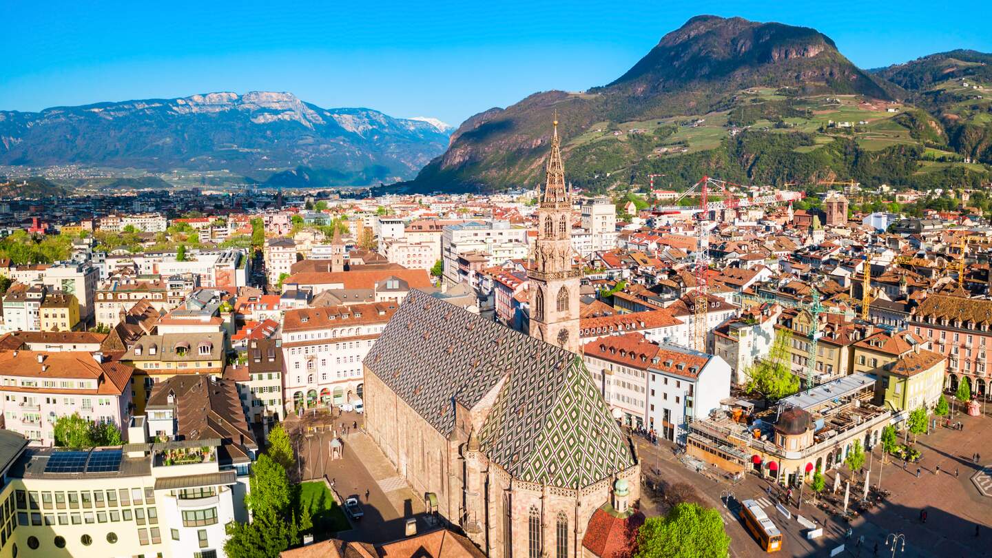 Luftaufnahme des Domes und der umliegenden Altstadt von Bozen in Südtirol, Italien. | © GettyImages.com/comsaiko3p